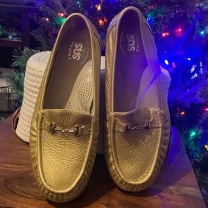 NWOT!  SAS gold loafers!  Size 8.5 Wide!
